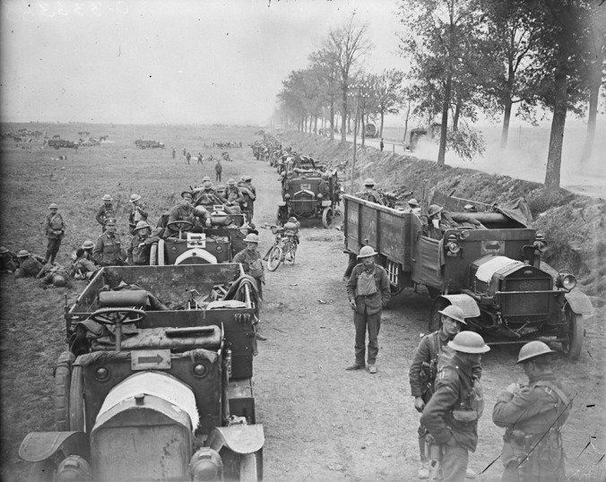 En motorisert kanadisk avdeling ved Arras, 1918 (kilde. Wikipedia)